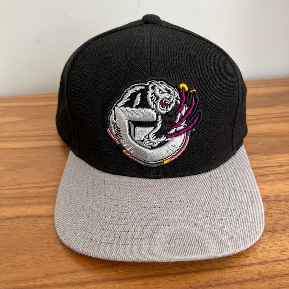 VANCOUVER GRIZZLIES Basketball Mitchell & Ness Snap Back Hat Sports Fan Retro